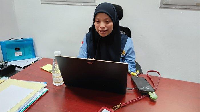 LAYANI JEMAAH - Demi tugas pelayanan terhadap jemaah haji, Rachma Sariyuana, petugas haji Seksi Yanpul harus rela meninggalkan bayinya yang masih berusia 6 bulan dirawat oleh suami dan ibunya di tanah air.  Foto diambil di Daker Bandara Jeddah, Senin (23/6/2025) Media Center Haji/MCH 2025/Dewi Agustina