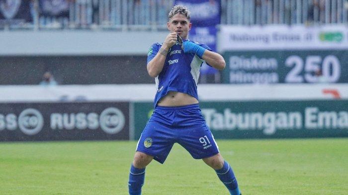 SELEBRASI - Pesepak bola PSIM Yogyakarta, Rafael Rodrigues (Rafinha) selebrasi setelah mencetak gol pertama timnya melawan PSPS Riau dalam babak 8 besar Liga 2 di Stadion Mandala Krida, Yogyakarta, Senin (17/2/2025) sore. TRIBUNNEWS/Muhammad Nursina