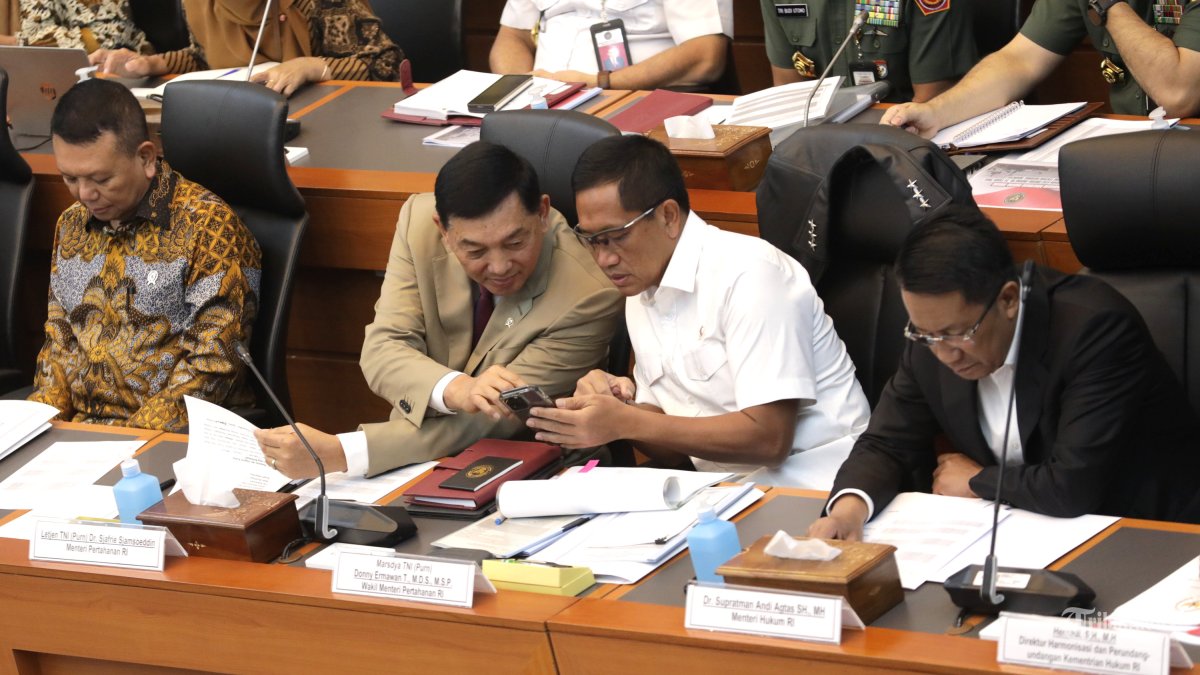 RAKER RUU TNI - Menteri Pertahanan Sjafrie Sjamsoeddin (kedua kiri) bersama Menteri Hukum Supratman Andi Agtas (kanan), Wakil Menteri Pertahanan Donny Ermawan Taufanto (kedua kanan) dan Wakil Menteri Sekretaris Negara Bambang Eko Suhariyanto (kiri) saat rapat kerja dengan Komisi I DPR di Kompleks Parlemen, Senayan, Jakarta, Selasa (11/3/2025). Rapat tersebut membahas Rancangan Undang-Undang (RUU) tentang Perubahan atas Undang-Undang Nomor 34 Tahun 2004 tentang TNI antara lain batasan pensiun TNI dan penempatan TNI pada jabatan sipil. TRIBUNNEWS/IRWAN RISMAWAN