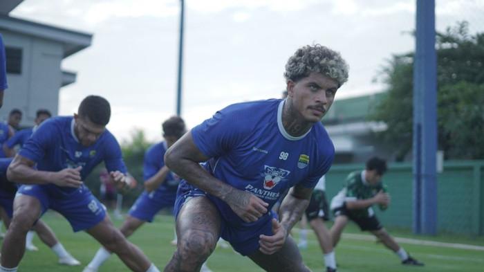LATIHAN PERSIB - Striker Persib Bandung asal Brasil, Ramon Tanque melakukan peregangan pada pemusatan latihan di Thailand. (Website Persib - 28/7/2025)