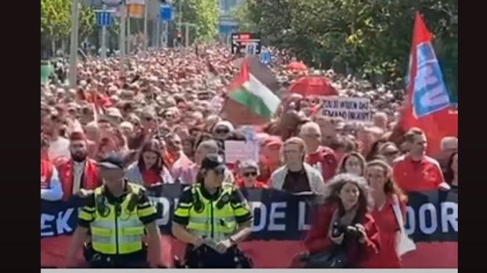 DEMO BELA PALESTINA- Ratuan ribu orang berunjuk rasa pada hari Minggu (18/5/2025) di Den Haag untuk memprotes kebijakan pemerintah Belanda terkait perang Israel di Gaza. Banyak pengunjuk rasa berpakaian merah atas permintaan penyelenggara, Oxfam Novib, yang ingin secara simbolis menelusuri garis merah untuk Gaza.