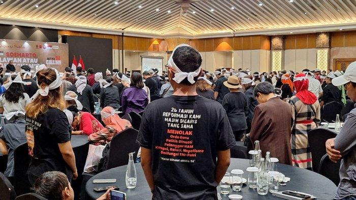 GELAR PAHLAWAN NASIONAL - Ratusan aktivis 98 berkumpul dalam forum diskusi di Puri Agung Grand Ballroom, Grand Sahid Jaya Hotel, Jakarta Pusat, Sabtu (24/5/2025). Mereka menyampaikan aspirasi penolakan terhadap wacana pemerintah memberikan gelar Pahlawan Nasional kepada Presiden ke-2 RI, Soeharto.