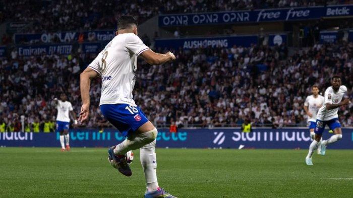 EKS LYON - Aksi pemain Manchester City, Rayan Cherki saat berseragam klub Liga Prancis, Lyon. (Foto diunduh dari Instagram Lyon - 25/6/2025)