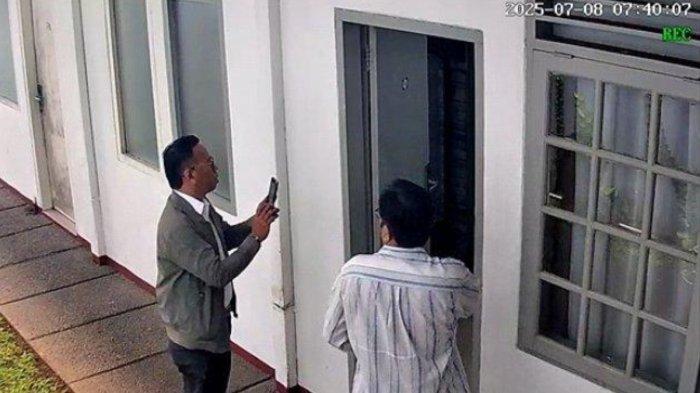 KASUS DIPLOMAT TEWAS - Rekaman CCTV memperlihatkan dua orang pria di depan kamar kos Arya Daru Pangayunan di kawasan Menteng, Jakarta Pusat, sebelum korban ditemukan tewas, Selasa (8/7/2025).