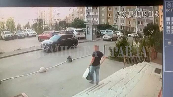 Rekaman CCTV menunjukkan seorang petugas Dinas Keamanan Ukraina
