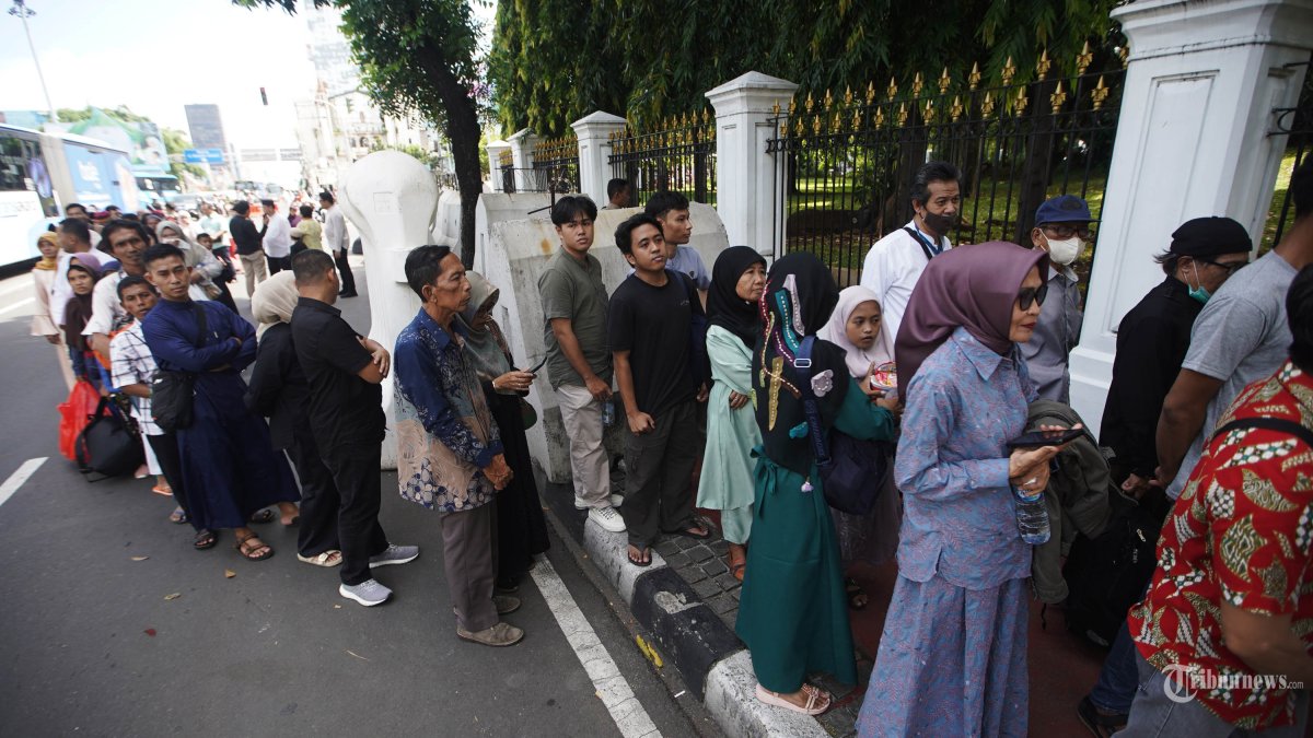 OPEN HOUSE PRABOWO - Warga mengantre untuk menghadiri halalbihalal dengan Presiden Prabowo Subianto di pintu masuk Kementerian Sekretariat Negara, Jakarta, Senin (31/3/2025). Presiden Prabowo Subianto menggelar open house di Istana Kepresidenan saat Idul Fitri 1446 Hijriah yang dihadiri oleh pejabat dan masyarakat umum. TRIBUNNEWS/HERUDIN