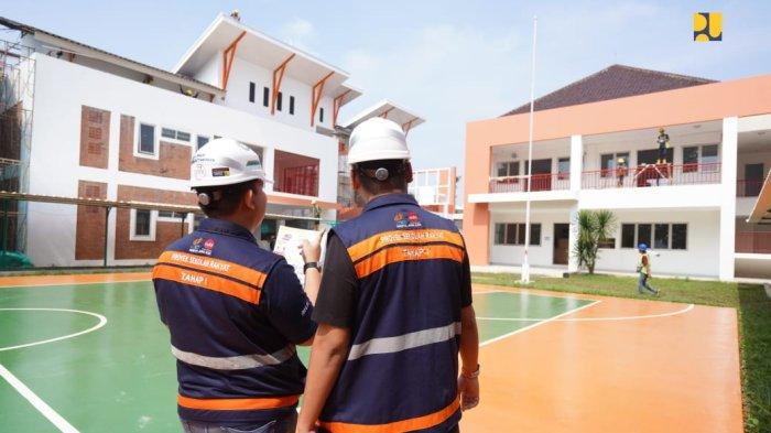RENOVASI SEKOLAH RAKYAT - Progres renovasi Sekolah Rakyat tahap I per 22 Juni 2025 mencapai 61,78 persen. Target penyelesaian proyek ini adalah 8 Juli 2025.