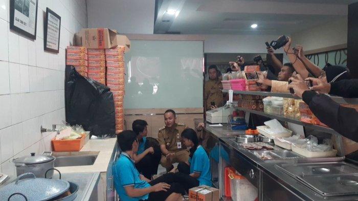 AYAM GORENG WIDURAN - Wali Kota Solo, Respati Ardi melakukan sidak ke ayam goreng Widuran di Jalan Sutan Syahrir Kelurahan Kepatihan Kulon, Kecamatan Jebres, Solo, Jawa Tengah, Senin (26/5/2025).