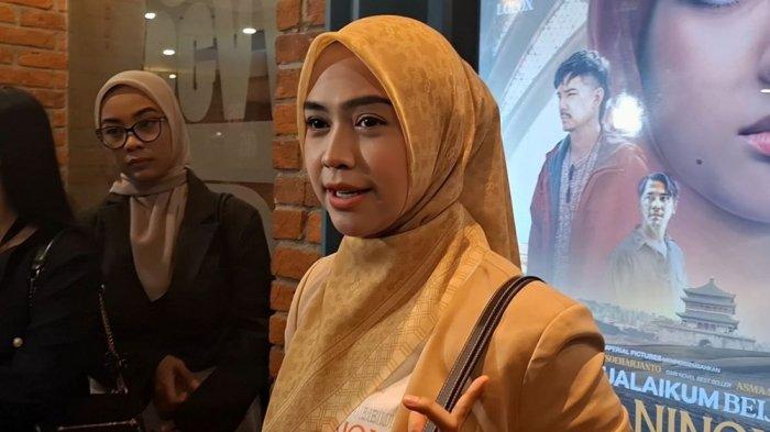 RICIS SYUTING FILM - Cerita Ria Ricis kesulitan hafalkan dialog ketika syuting film Assalamualaikum Beijing 2: Lost in Ningxia karena kedinginan. Ria Ricis ditemui di kawasan Thamrin Jakarta Pusat, Selasa (20/5/2025). Ria Ricis mengungkap hubungannya dengan Evan DC.