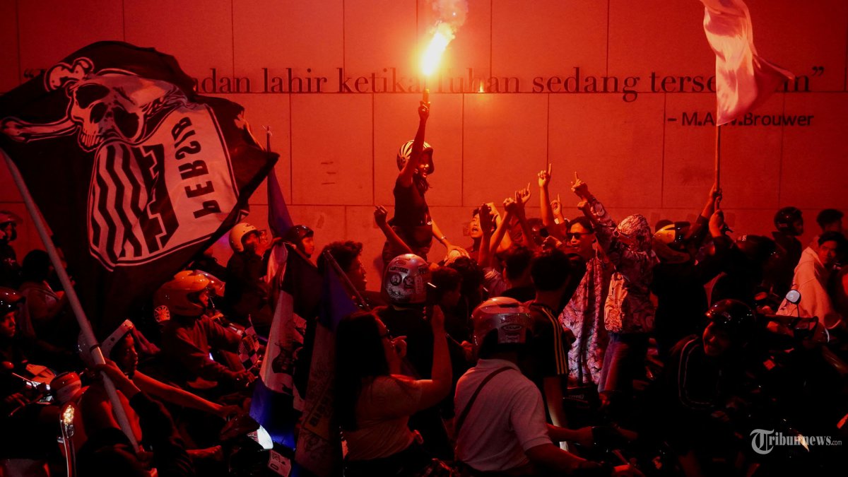 KEMENANGAN PERSIB - Bobotoh melakukan euforia konvoi Persib juara di Jalan Asia Afrika, kawasan Alun-Alun Kota Bandung, Jawa Barat, Sabtu (10/5/2025). Euforia konvoi Persib juara ini dilakukan ribuan bobotoh seusai laga Persib melawan Barito Putra pada Jumat (9/5/2025) malam, hingga menjadikan sejumlah ruas jalan utama di Kota Bandung menjadi lautan biru hingga dini hari sekitar pukul 01.30 WIB. (TRIBUN JABAR/GANI KURNIAWAN)