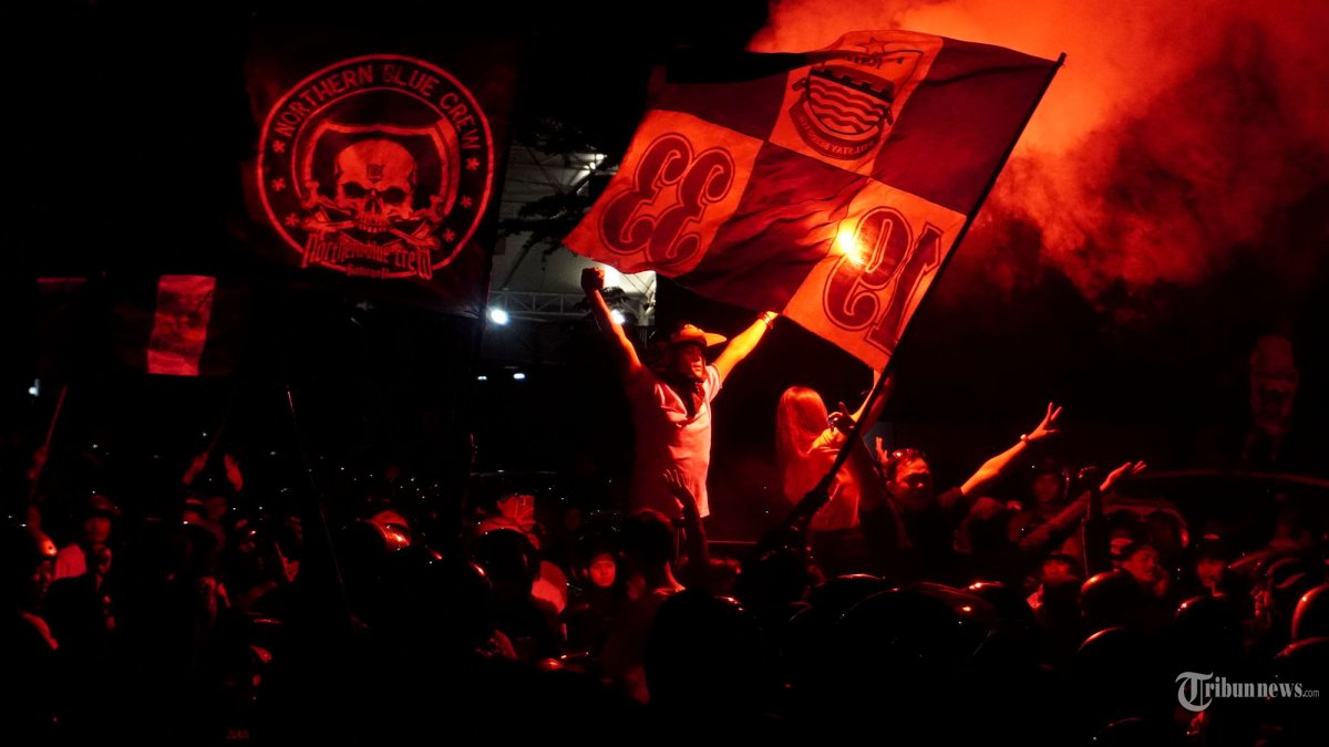 NOBAR LIGA 1 -  Sejumlah bobotoh bereuforia di jalanan dengan menyalakan flare seusai nonton bareng (nobar) pertandingan Persib Bandung vs Malut United pada lanjutan Liga 1 2024-2025, di Makodam III/Siliwangi, Kota Bandung, Jawa Barat, Jumat (2/5/2025). Nobar gratis tersebut berjalan aman dan tertib dengan menyuguhkan satu layar raksasa dan dua layar berukuran sedang. Meski, Persib kalah 0-1 dalam laga tersebut, ribuan bobotoh melakukan konvoi dan pesta flare di jalanan. (TRIBUN JABAR/GANI KURNIAWAN)