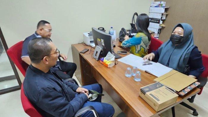 LAPOR POLISI - Ridwan Kamil (jaket biru gelap) bersama kuasa hukumnya, Muslim Jaya Butarbutar saat membuat laporan polisi di Bareskrim Polri pada 11 April 2025. Ridwan Kamil melaporkan Lisa Mariana dan menjeratnya dengan UU ITE.