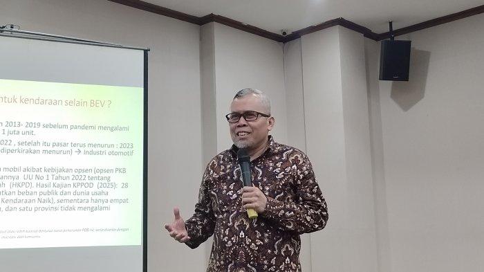 PENJUALAN OTOMOTIF MELEMAH - Pengamat otomotif dan peneliti LPEM FEB UI Riyanto di acara diskusi 