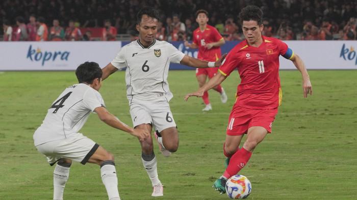 PIALA AFF U23 – Pesepak bola Timnas U-23 Indonesia Robi Darwis dan Kadek Arel Priyatna menghalau serangan pesepak bola Vietnam pada laga Final Piala AFF U-23 di Stadion Utama Gelora Bung Karno (SUGBK), Senayan, Jakarta Pusat, Selasa (29/7/2025). Hasil sementara pada babak pertama Timnas U-23 Indonesia kalah dari Vietnam dengan skor 1-0. Tribunnews/Jeprima (Tribunnews/Jeprima)