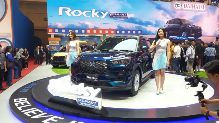 HYBRID PERTAMA DAIHATSU - Daihatsu Rocky eSmart Hybrid saat resmi diperkenalkan di sesi Press Day oleh PT Astra Diahatsu Motor di pameran otomotif GIIAS 2025, Rabu, 23 Juli 2025.