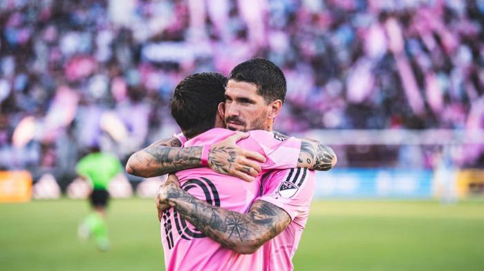 BERPELUKAN- Rodrigo De Paul berpelukan dengan Lionel Messi saat melakoni debut di Inter Miami.
