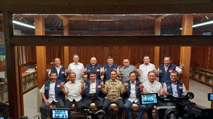 Rombongan purnawirawan TNI-Polri yang tergabung dalam Forum Komunikasi Purnawirawan TNI-Polri untuk Perubahan dan Persatuan) FKP3 sambangi rumah Anies Baswedan di Lebak Bulus, Jakarta Selatan, Jumat (6/10/2023) sore.
