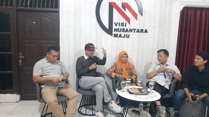 PENYELEWENGAN DANA PIP - Aktivis media sosial, Ronald A. Sinaga (kedua dari kiri), mengungkap penyelewengan dana Program Indonesia Pintar (PIP) dalam diskusi bersama media di Lembaga Studi Visi Nusantara Maju (LS Vinus), Cibinong, Kabupaten Bogor, Jawa Barat, pada Rabu (26/2/2025).