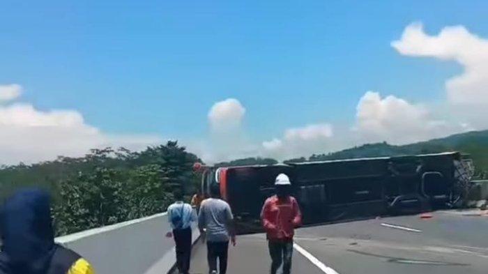 SOPIR MENGANTUK - Sebuah bus antarkota antarprovinsi (AKAP) terguling di ruas tol Batang-Semarang Kilometer 358A di daerah Roban Sengon Subah, arah Semarang, Minggu siang ini, 9 Maret 2025. Bus ttersebut diduga adalah bus PO Rosalia Indah.