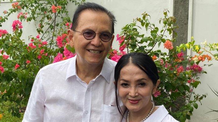 RUMAH TANGGA ARTIS - Aktor Roy Marten dan istri, Anna Maria, ketika ditemui di kediamannya di Cipinang Melayu, Jakarta Timur, baru-baru ini. Roy memiliki cara rahasia membuat rumah tangganya dengan Anna Maria bertahan dan tetap romantis hingga 40 tahun. 