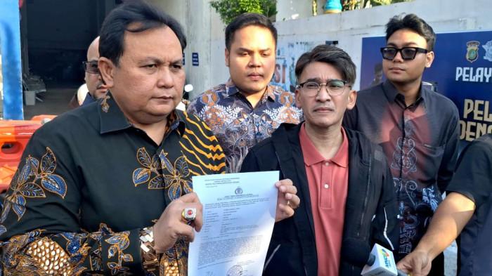 LAPOR POLISI - Presenter Ruben Onsu didampingi kuasa hukumnya, Minola Sebayang, mendatangi Polda Metro Jaya, Kamis (31/7/2025). Ia melaporkan akun media sosial yang memfitnah dan mencemarkan nama baik keluarganya.