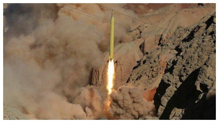 GHADR - Rudal Ghadr buatan Iran diluncurkan pada bulan Maret 2016.