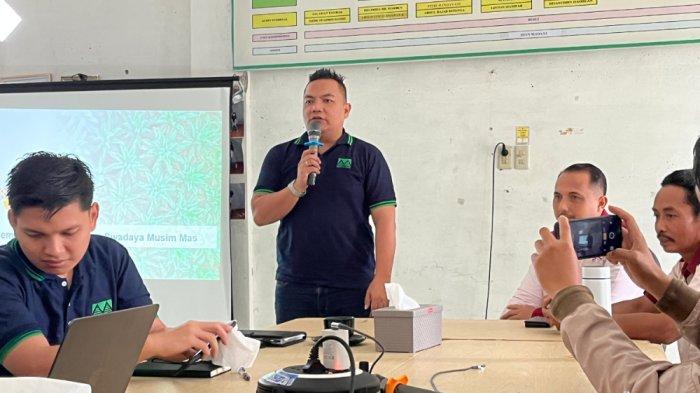 Manager of Independent Smallholders Musim Mas Group, Rudman Simanjuntak menjelaskan soal sertifikasi RSPO dan ISPO terhadap para pekebun swadaya di kantor Asosiasi Pekebun Swadaya Kelapa Sawit Labuhanbatu (APSKS-LB), Sumatera Utara binaan PT Musim Mas, Selasa (10/12/2024).