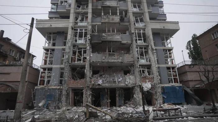 SERANGAN BERUNTUN - Sebuah bangunan di Kyiv rusak akibat serangan Rusia pada malam hari tanggal 25 Mei 2025. Rusia melancarkan serangan udara selama tiga hari dari 24 Mei hingga 26 Mei, dengan menembakkan lebih dari 600 pesawat nirawak dan puluhan rudal ke seluruh Ukraina.