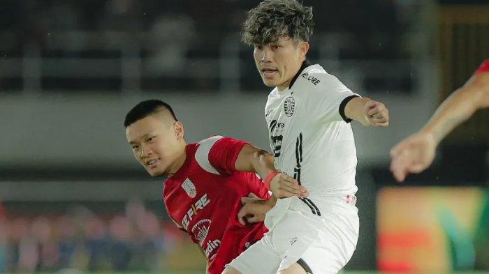 Aksi Ryo Matsumura melawan Sho Yamamoto dalam pertandingan pekan ke-20 Liga 1 2024/2025 antara Persis Solo vs Persija Jakarta di Stadion Manahan, Minggu (26/1/2025)