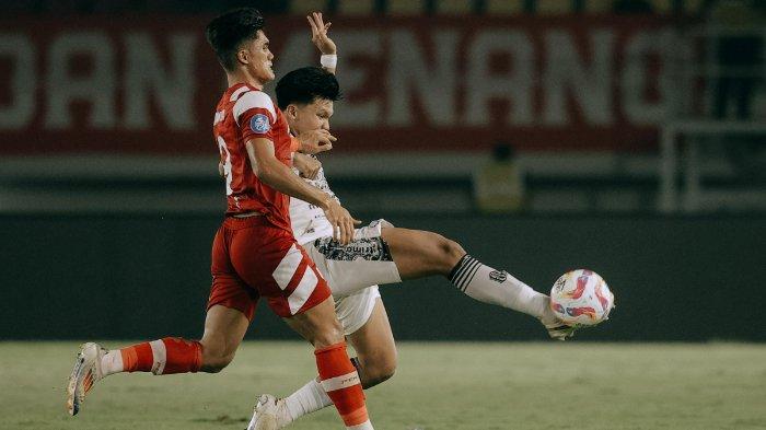 SANANTA VS KADEK - Ramadhan Sananta (jersey merah) berduel melawan Kadek Arel (jersey putih) pada pertandingan lanjutan Liga 1 2024/2025 pekan 26 antara Persis Solo vs Bali United di Stadion Manahan, Solo, Jawa Tengah, Kamis (6/3/2025) malam WIB.