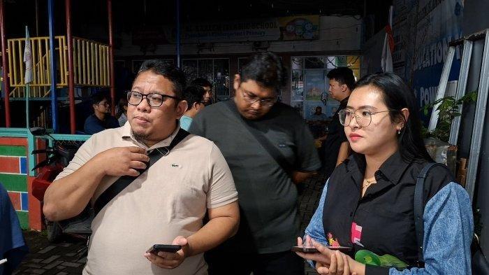 DUGAAN SEKOLAH BODONG - Puluhan orangtua siswa saat berkumpul mencari solusi terhadap realisasi janji-janji sekolah swasta di Jalan Baru Perjuangan RT 04 RW 11 Marga Mulya, Kecamatan Bekasi Utara, Kota Bekasi pada Sabtu (14/6/2025).