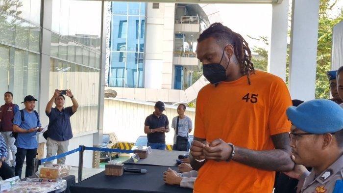 SELUNDUPKAN PERMEN GANJA- Pebasket klub Tangerang Hawks Basketball, Jarred Dwayne Shaw ditampilkan saat konfrensi pers di Mapolresta Bandara Soekarno-Hatta, Benda, Kota Tangerang, Banten, Rabu (14/5/2025). Jarred Dwayne Shaw ditangkap karena selundupkan paket permen mengandung ganja dari Thailand.