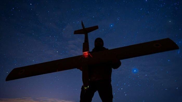 SERANGAN MALAM - Seorang tentara Ukraina tengah menyiapkan drone serang