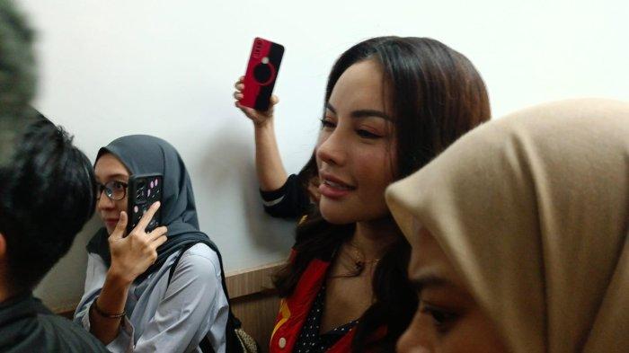 SIDANG NIKITA MIRZANI - Nikita Mirzani saat tiba di Pengadilan Negeri Jakarta Selatan, Selasa (8/7/2025). Ia berharap eksepsi yang diajukan pada sidang sebelumnya diterima JPU. (Tribunnews.com/Fauzi Alamsyah)