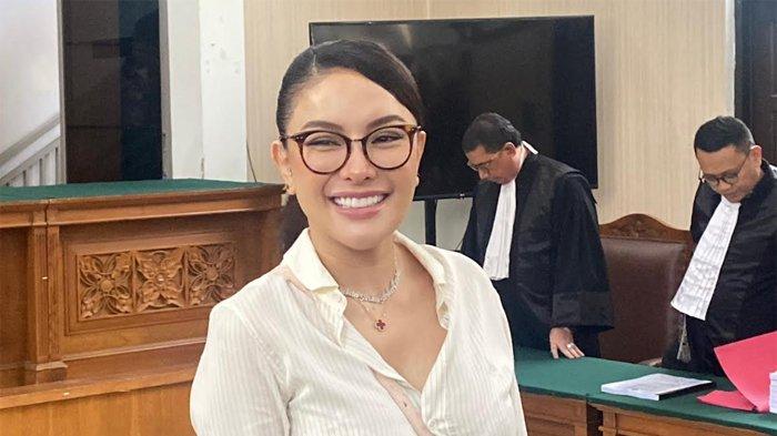 SIDANG NIKITA MIRZANI - Nikita Mirzani mendapat dukungan dari masyarakat yang melakukan aksi di depan Pengadilan Negeri Jakarta Selatan jelang sidang, Selasa (1/7/2025). Massa yang hadir membawa atribut dukungan untuk Nikita Mirzani agar bisa bebas dalam jeratan hukum berkait kasus dugaan pemerasan dan tindak pidana pencucian uang (TPPU). (Tribunnews.com/Fauzi Alamsyah)