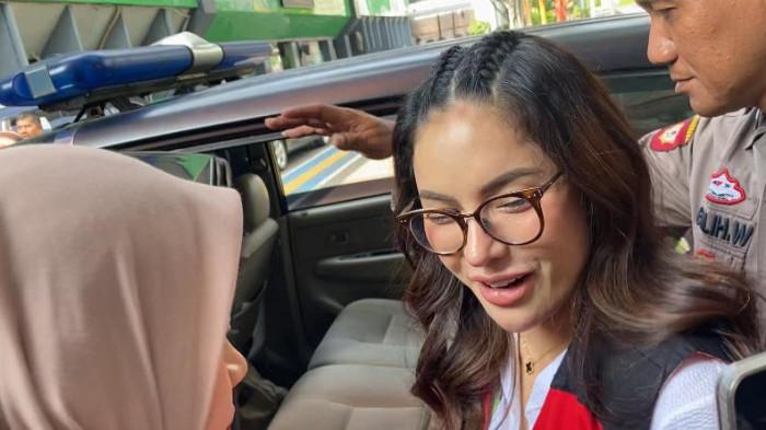 SIDANG NIKITA MIRZANI - Nikita Mirzani saat tiba di Pengadilan Negeri Jakarta Selatan, Kamis (31/7/2025). Sidang dugaan kasus pemerasan dan TPPU kali ini beragendakan saksi yang dihadirkan JPU. (Tribunnews.com/Fauzi Alamsyah).
