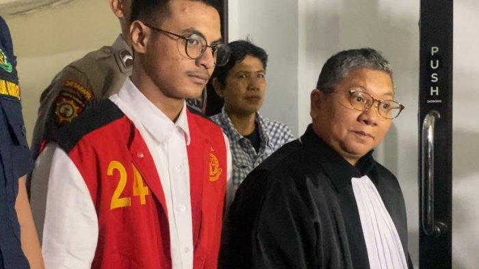 SIDANG VADEL BADJIDEH - Vadel Badjideh dan kuasa hukumnya, Oya Abdul Malik usai menjalani sidang di Pengadilan Negeri Jakarta Selatan, Rabu (9/7/2025). Sidsng kali ini beragendakan keterangan saksi dari JPU. (Tribunnews.com/Fauzi Alamsyah)