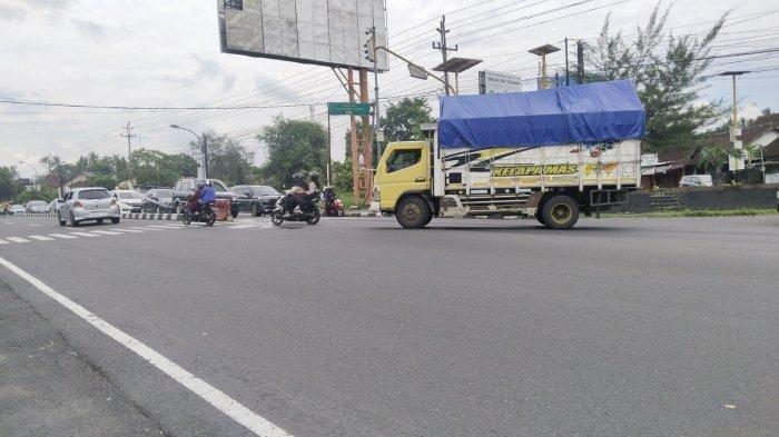 SIMPANG EMPAT TEMPEL: Foto dok ilustrasi simpang empat Tempel Sleman. Bocah penjual kerupuk di simpang empat Tempel diduga menggores mobil pengguna jalan setelah dagangannya sepi pembeli.