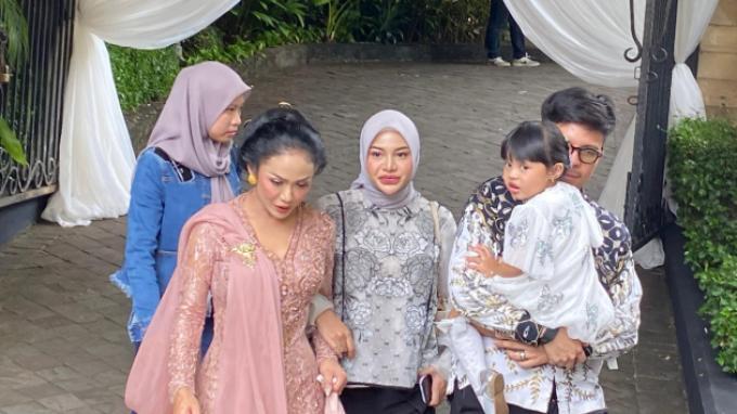 PROSESI SIRAMAN AL-GHAZALI - Kris Dayanti, Aurel Hermansyah dan Atta Halilintar hadir dalam acara siraman Al-Ghazali di kawasan Pondok Indah, Jakarta Selatan, Sabtu (14/6/2025). Kris Dayanti menjelaskan prosesi siraman Al berjalan sakral dengan adat Jawa. (Tribunnews.com/Fauzi Alamsyah).