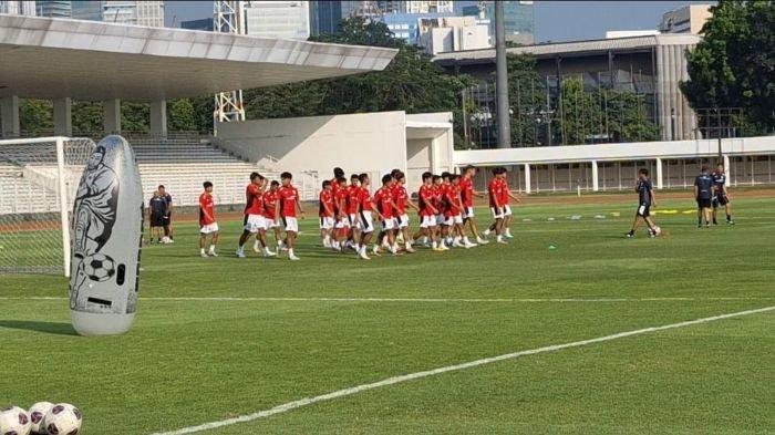 SKUAD TIMNAS INDONESIA U-23 - Para pemain Timnas U-23 saat menjalani sesi latihan di Stadion Madya, Senayan, Jakarta, Senin (23/6/2025).