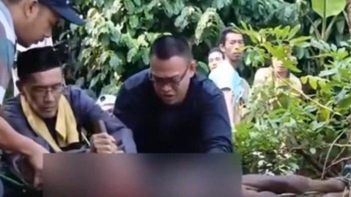 SOSOK H COLID JAGAL SAPI - Sosok H Cholid saat memotong sapi kurban di Citayam, Bogor, sebelum akhirnya tewas di lokasi usai membacakan doa dan menyembelih hewan.