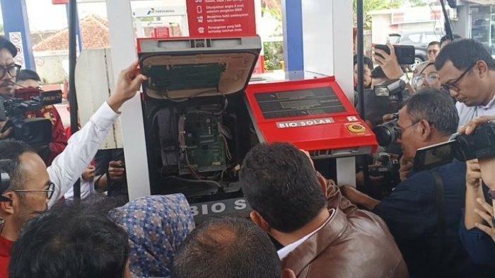 SPBU DISEGEL SPBU 34.4311 di Jalan Baros, Kecamatan Baros, Kota Sukabumi, Jawa Barat disegel pada Rabu (19/2/2025). Kerugian masyarakat atau konsumen sekitar Rp 1,4 miliar per tahun.