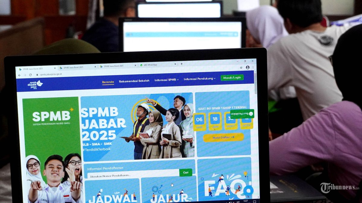 PENERIMAAN MURID BARU - Petugas melayani orang tua calon siswa yang mendaftar pada Sistem Penerimaan Murid Baru Jawa Barat (SPMB) Jabar 2025, di SMA Negeri 1, Jalan Ir H Djuanda, Kota Bandung, Jawa Barat, Kamis (12/6/2025). Pemerintah Provinsi Jawa Barat mencatat partisipasi masyarakat cukup tinggi dalam proses pendaftaran. Hingga hari ketiga pelaksanaan SPMB, Kamis, 12 Juni 2025, sebanyak  217.859 calon peserta didik baru telah melakukan pendaftaran melalui laman spmb.jabarprov.go.id dan aplikasi Sapa Warga. (TRIBUN JABAR/GANI KURNIAWAN)