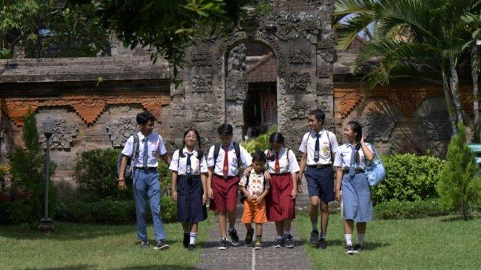 KEMENDIKDASMEN - Calon peserta didik bersama orang tua mengakses laman SPMB Kota Depok 2025 untuk mendaftar jenjang TK, SD, hingga SMP secara online.