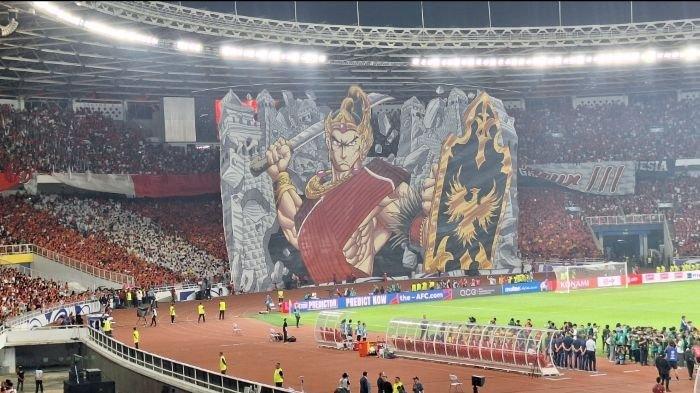 SUASANA SUGBK INDONESIA VS CHINA - La Grande Indonesia saat memampangkan spanduk raksasa jelang kick off Indonesia vs China di SUGBK, Senayan, Jakarta, Kamis (5/6/2025).