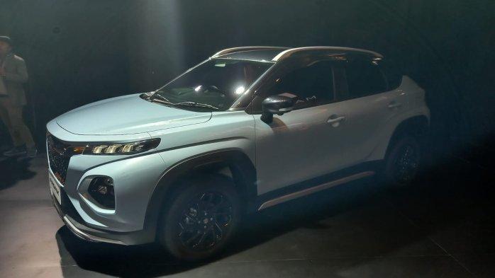 SUV BARU SUZUKI - PT Suzuki Indomobil Sales (SIS) resmi memasarkan SUV Suzuki Fronx untuk pasar Indonesia dalam lima varian dengan harga jual mulai dari Rp259 juta on the road Jakarta, Rabu (28/05/2025).
