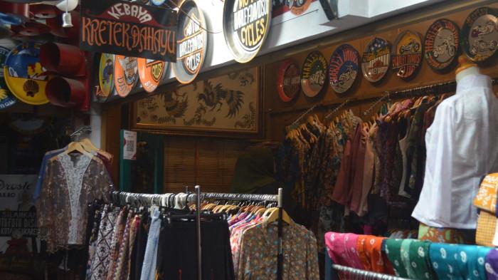 PASAR TRIWINDU - Salah satu kios kebaya di Pasar Triwindu Solo yang didatangi pengunjung, Selasa (15/7/2025). (Foto:Mg/Rohmah Tri Nosita).