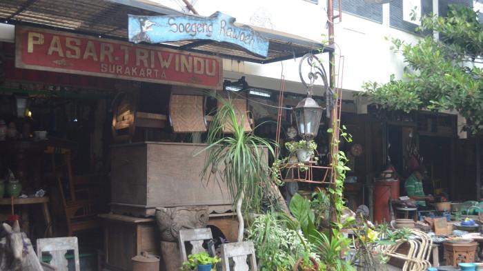 PASAR TRIWINDU - Salah satu sudut kios pedagang di Pasar Triwindu Solo bagian luar, Selasa (15/7/2025). (Foto:Mg/Rohmah Tri Nosita).