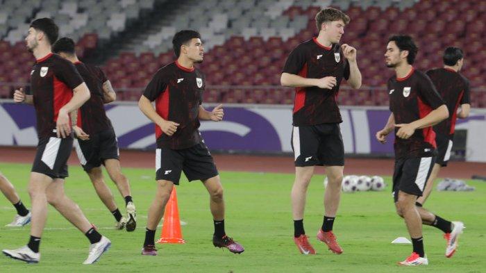LATIHAN TIMNAS - Pesepakbola Timnas Indonesia melakukan latihan jelang pertandingan Timnas Indonesia melawan Bahrain dalam babak kualifikasi Piala Dunia 2026 Zona Asia di Stadion Utama Gelora Bung Karno, Senayan, Jakarta, Senin (24/3/2025). TRIBUNNEWS/IRWAN RISMAWAN