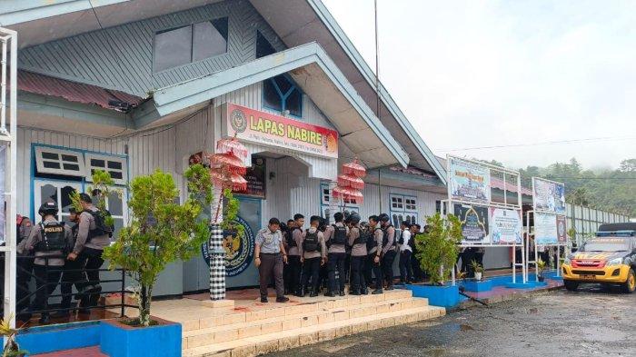 NAPI KABUR - Satgas Ops Damai Cartenz 2025 bentuk tim untuk buru 19 narapidana yang kabur dari Lapas Kelas IIB Nabire, Papua Tengah, Senin (2/6/2025) sekitar pukul 11.00 WIT. Adapun 11 di antaranya anggota kelompok kriminal bersenjata (KKB).